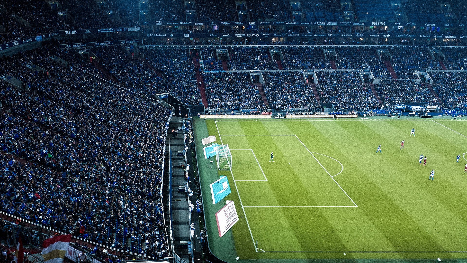 比赛前教练组反复推演战术确保每位球员明确角色与站位，比赛前教练在排兵布阵时的想法是