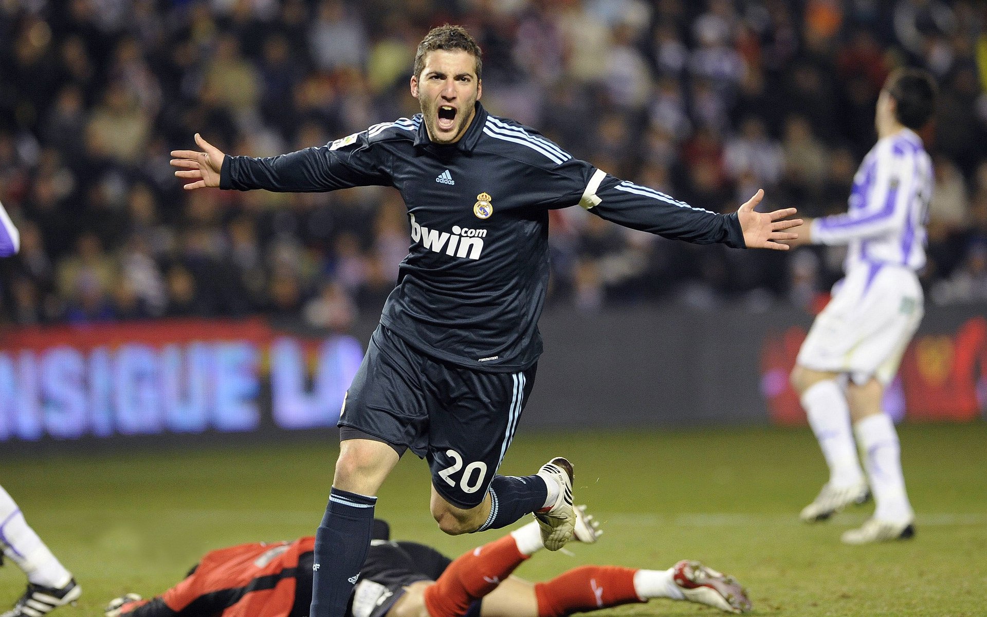 九游下载中心-乔纳·隆戈：全黑队的力量与速度双重象征